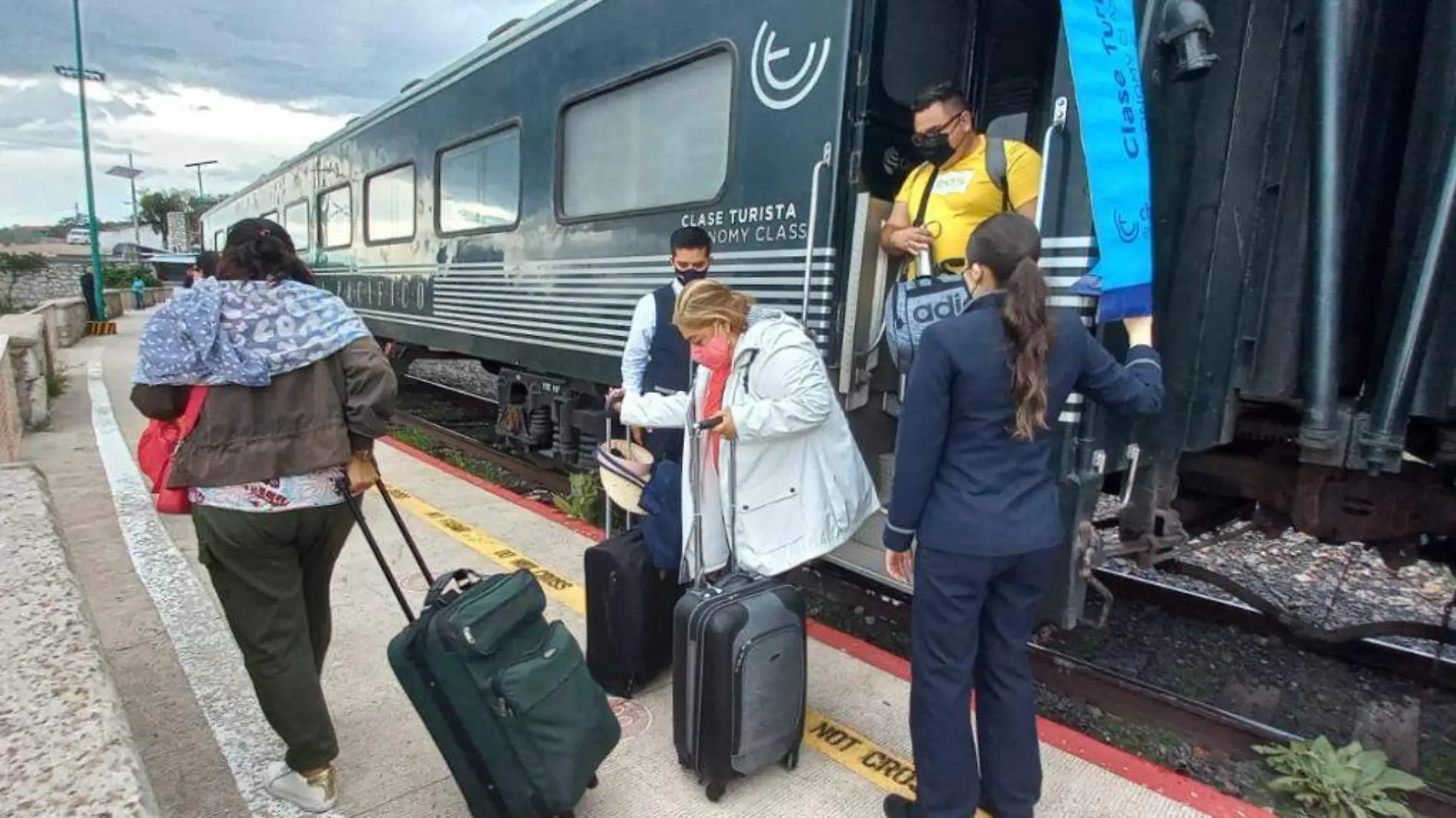 BAJAN VIAJEROS DEL TREN CHEPE